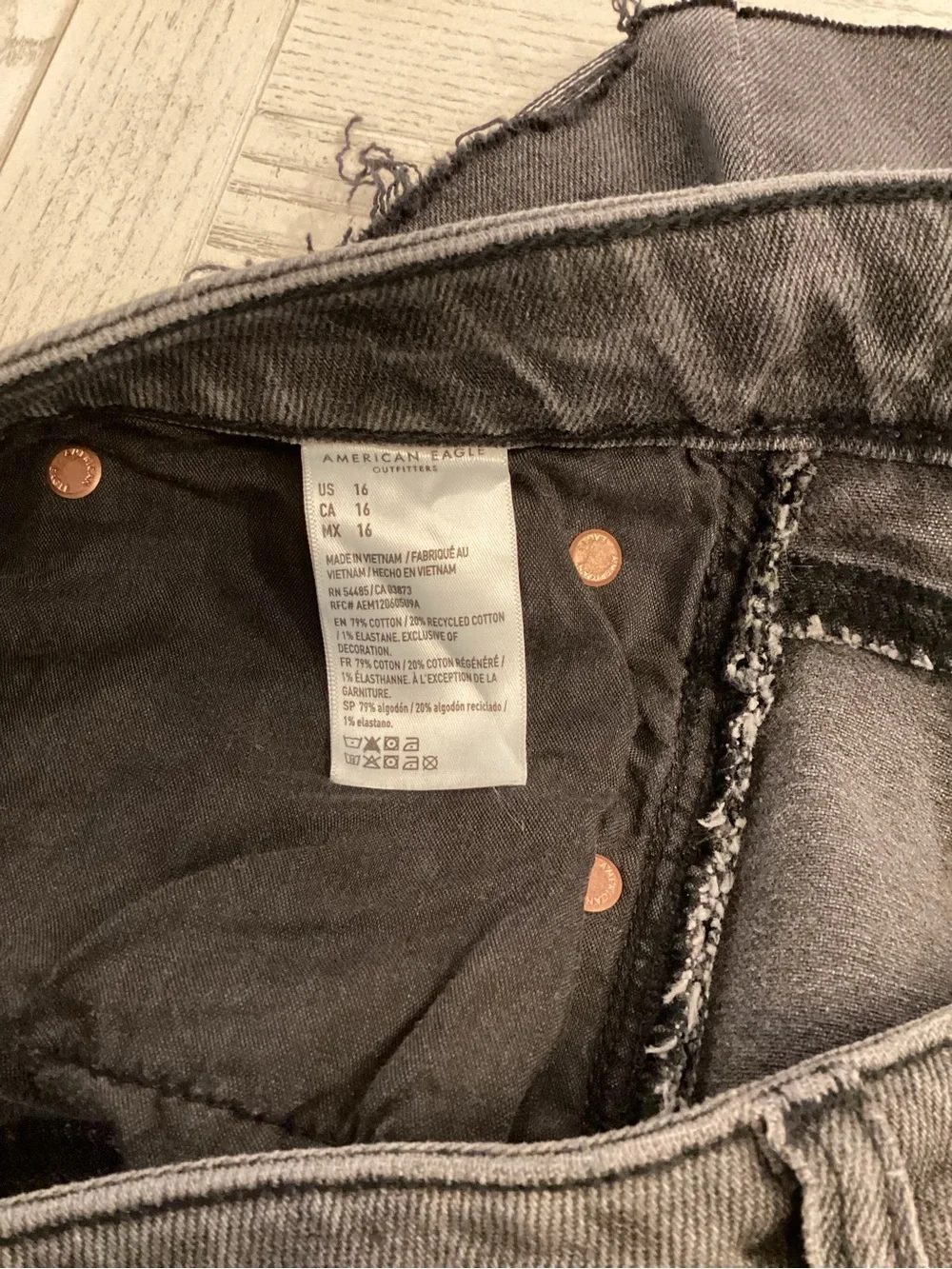 American Eagle 16 NWT Baggy Denim 8” Jort Women’s Faded Black Stretch 2025